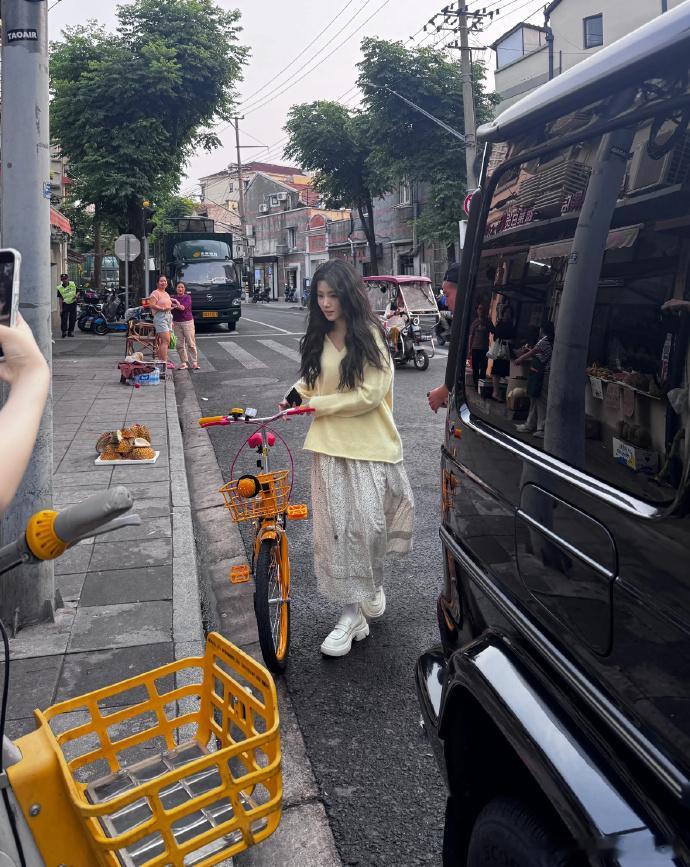 卢昱晓现实超惊艳！颜值超高，发量惹人羡，宛如韩剧女主现世，以前无感，如今爱惨啦！