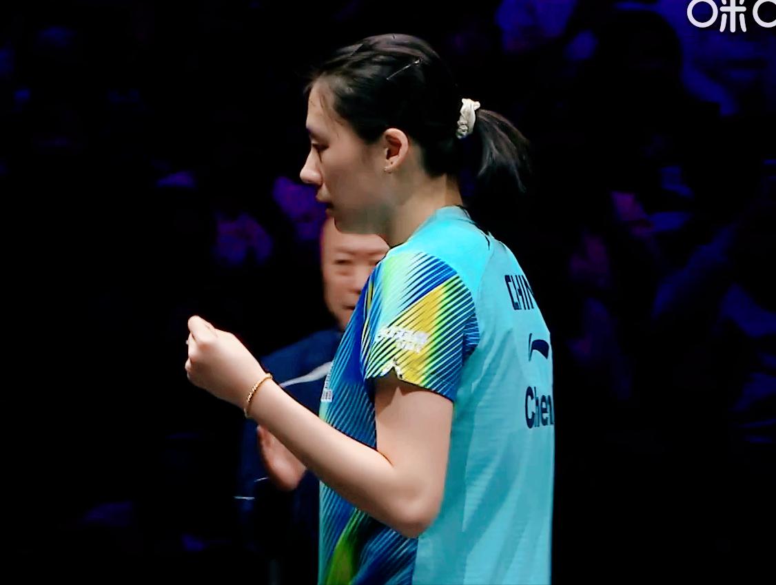 侯英超气坏了说：陈熠脑子一会清醒，一会迷糊。我要陈熠，全部发长球，就和大藤