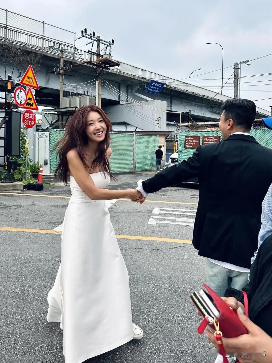 27日，演员金彬宇在个人Instagram上写道“上周跟大家说的非常重要的写真拍