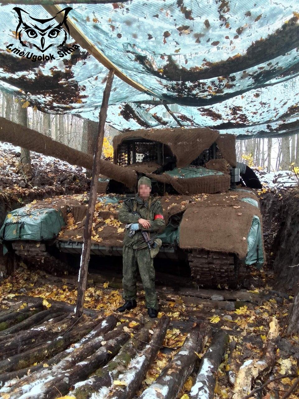 2025年12月拍摄的两张俄罗斯T-72B3Obr.2024型坦克照片，照片中