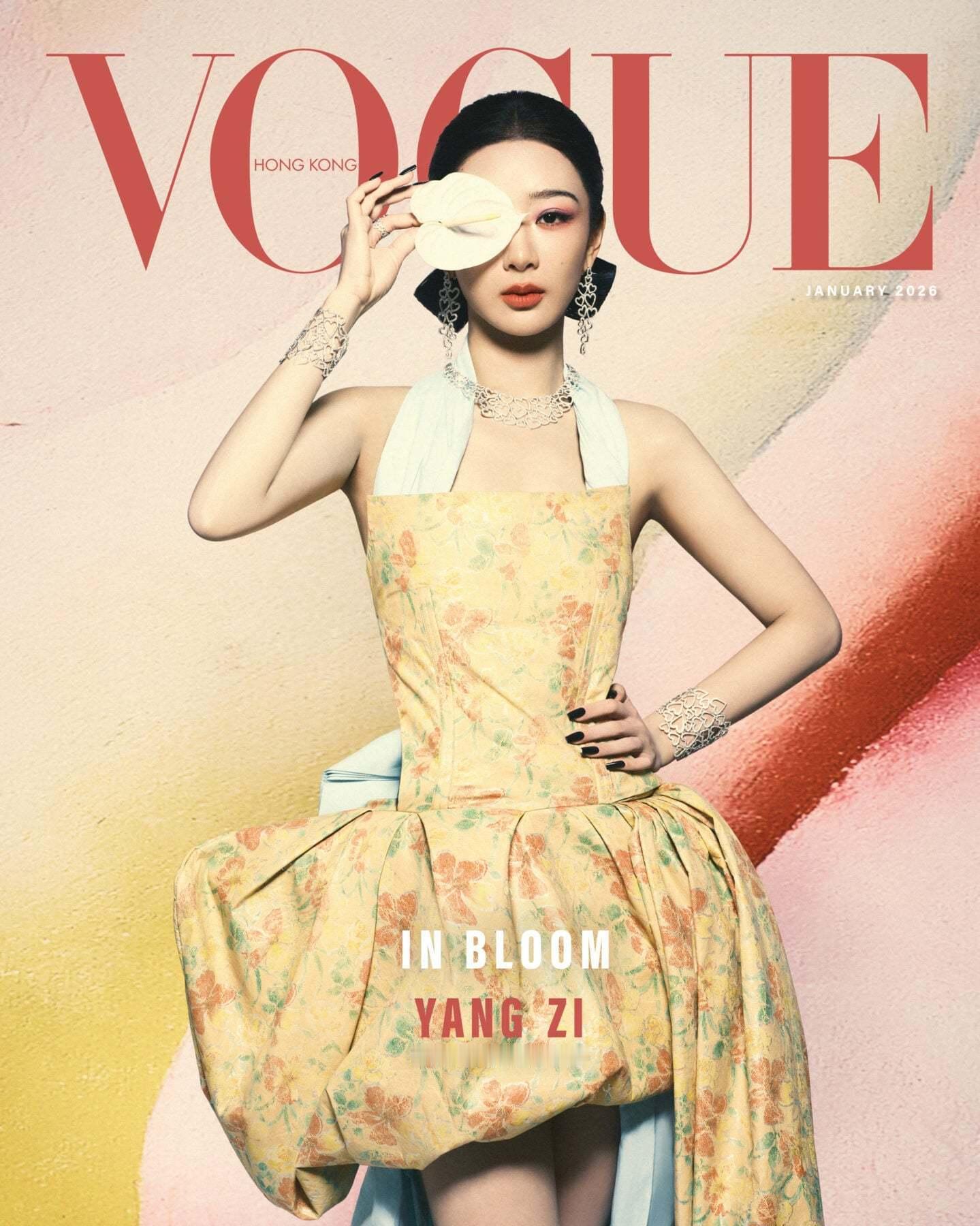 杨紫登上VOGUEHongKong2026开年新刊，身穿Maje2