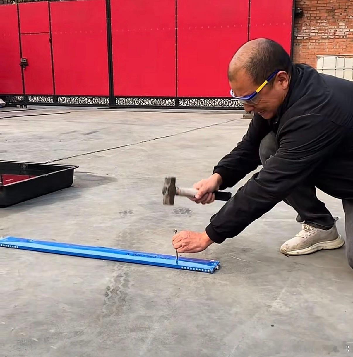 网上有人搞刀片铁锂和三元穿刺，都不用看结果，看准备动作就知道安全性有多大区别[d