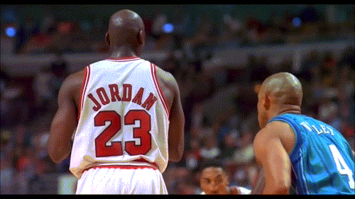 乔丹这个单手抓球假动作，把摄像机都骗了！乔丹