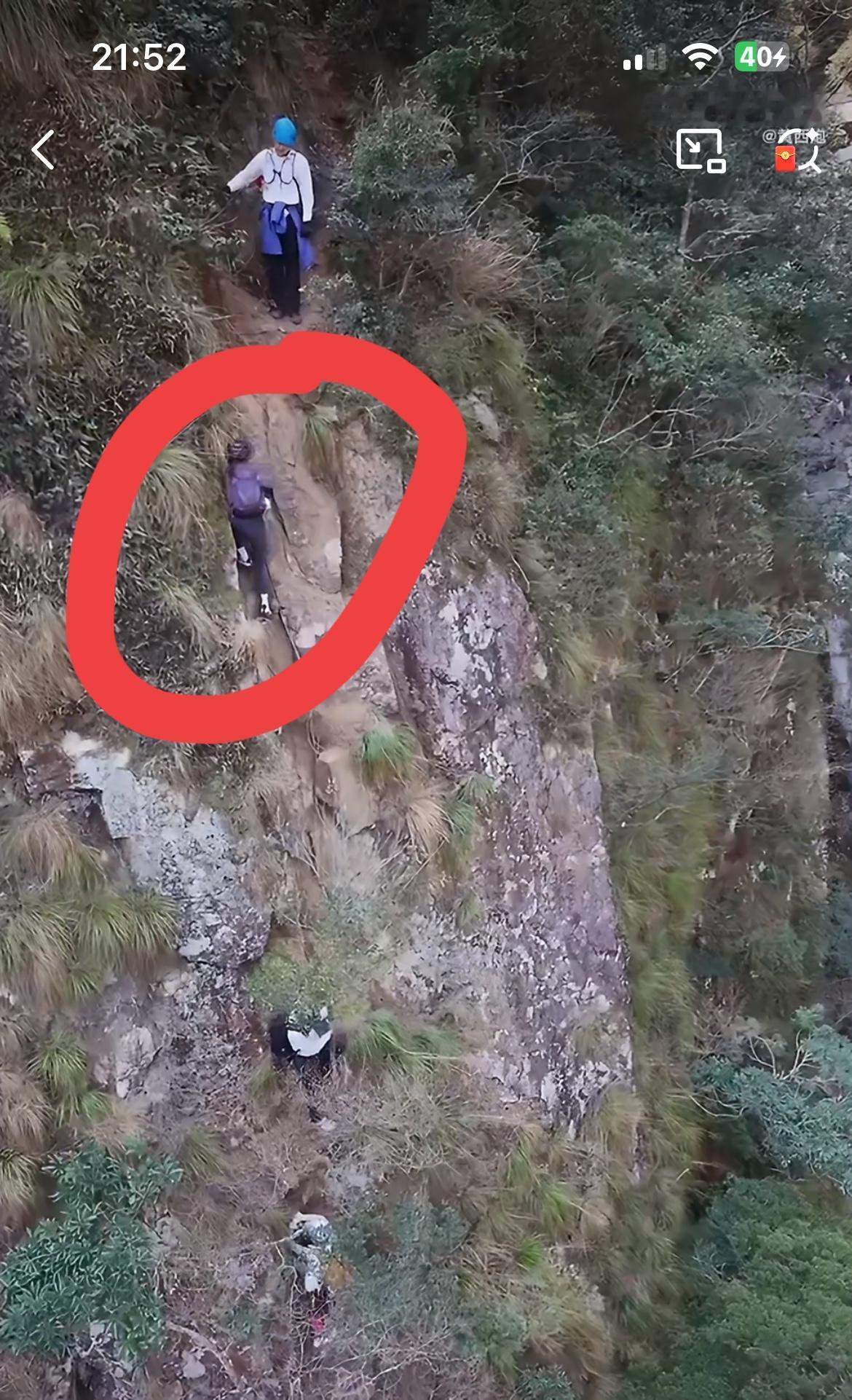 福建福清，一36岁驴友攀爬山崖，不慎坠落浑身受伤。他们一行有20组队去攀爬一