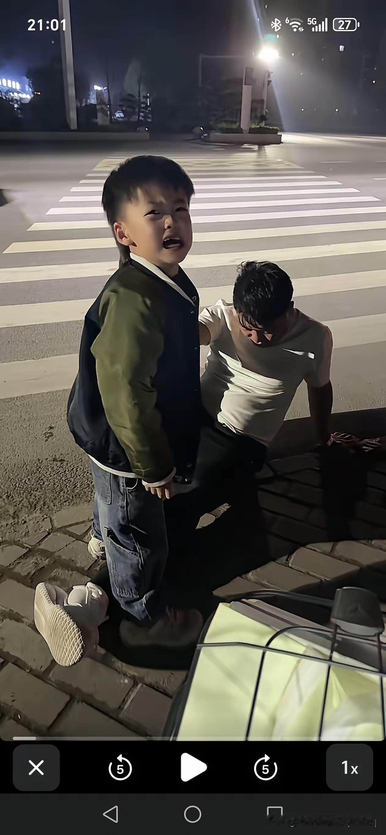 爸爸喝醉后躺在地上，儿子哭着拉住爸爸的手，一声声喊着“爸爸”。妈妈说道：“别管他