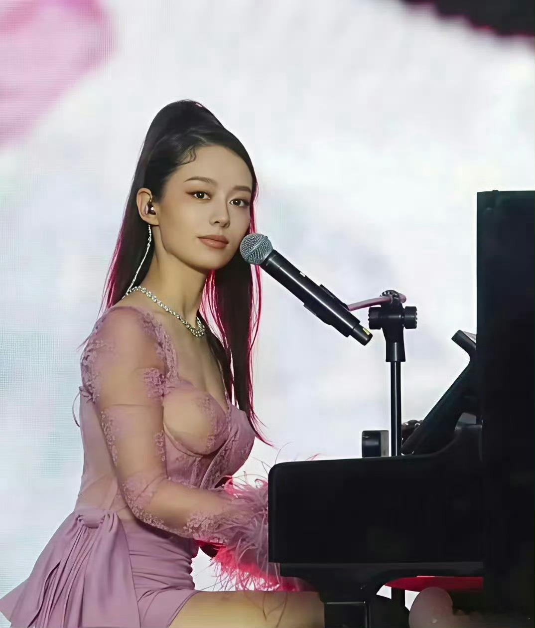 吉娜变了，变得更有女人味儿吉娜爱丽丝​​​