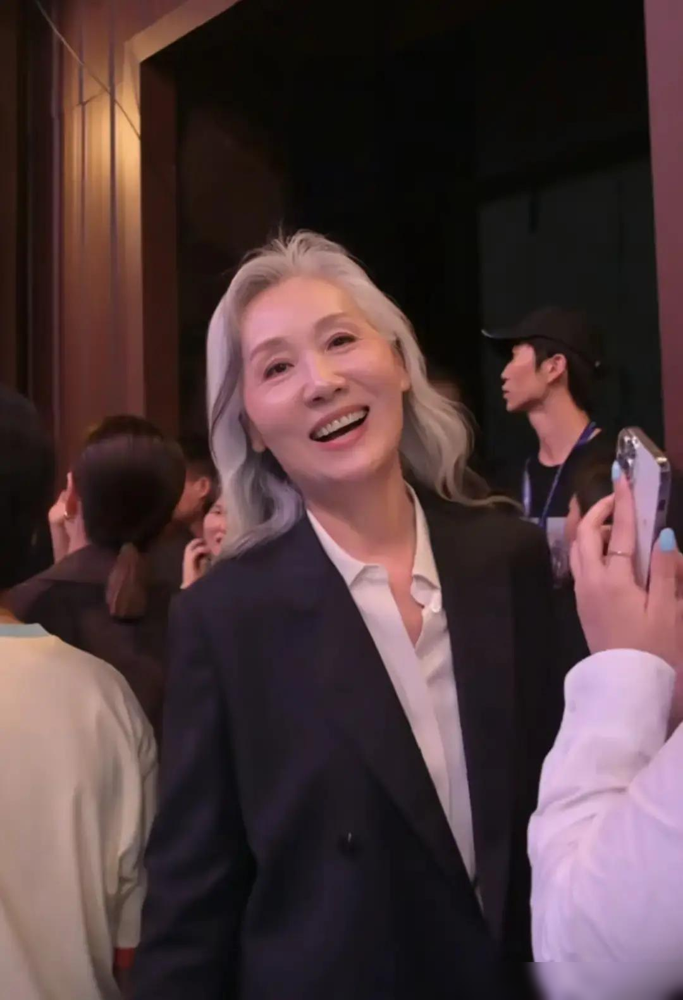 两个46岁女星同台，愣没抢过一个63岁圈外阿姨。前几天中国国际时装周上，宋佳黑西装高盘发，生图黑眼圈