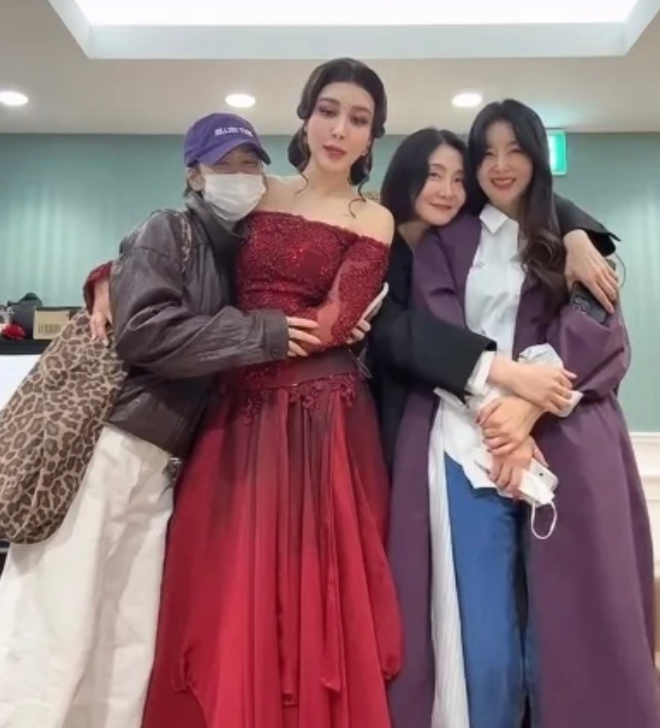 演员宋慧乔在Instagram上传了多张照片公开的照片中，宋慧乔一身舒适又精致