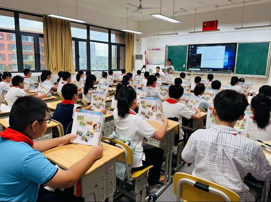 全国政协委员黄德宽在两会上直言：放眼全世界，没有哪国会把英语捧到远超母语的位置。