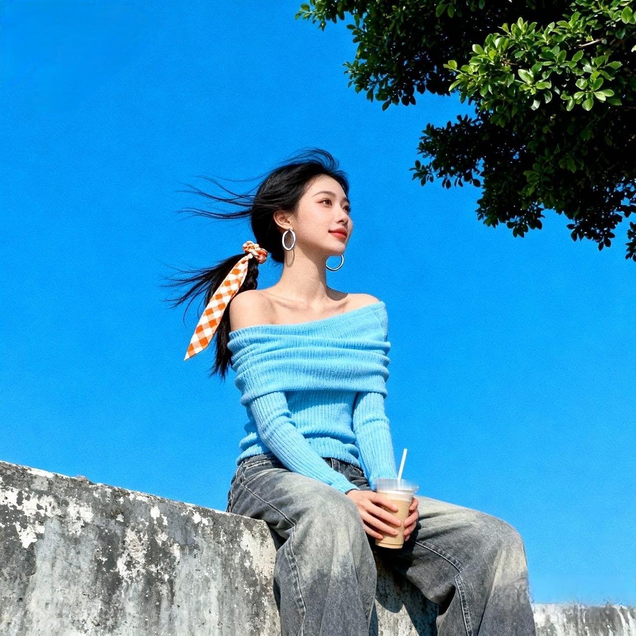 今天的风都是薄荷味的🌿套了件天蓝色一字肩针织衫，软乎乎的面料裹着肩颈，露出来