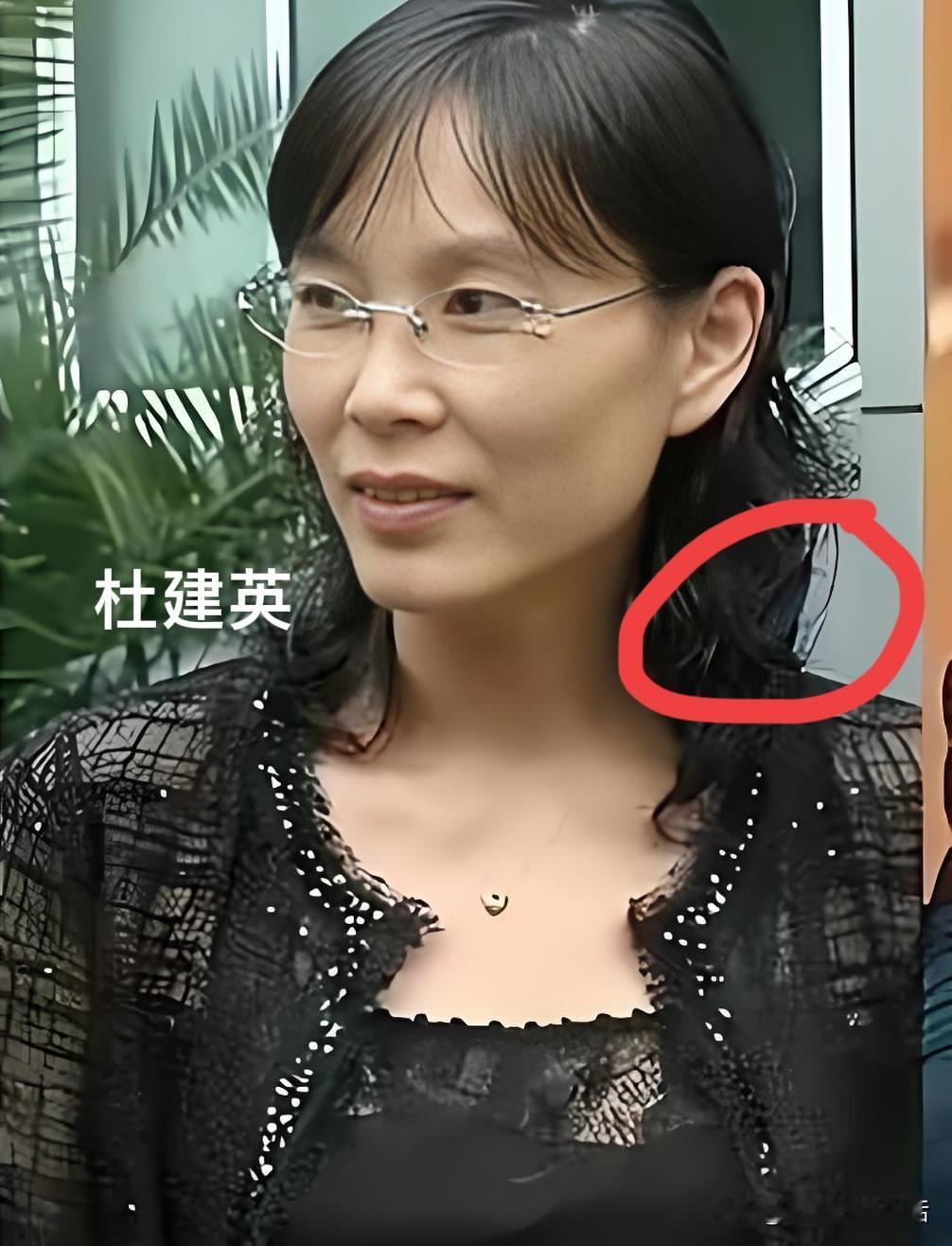 杜建英vs施幼珍：凭靠才华赢了颜值！终于明白读书的价值了！瞧，把两个同样年轻
