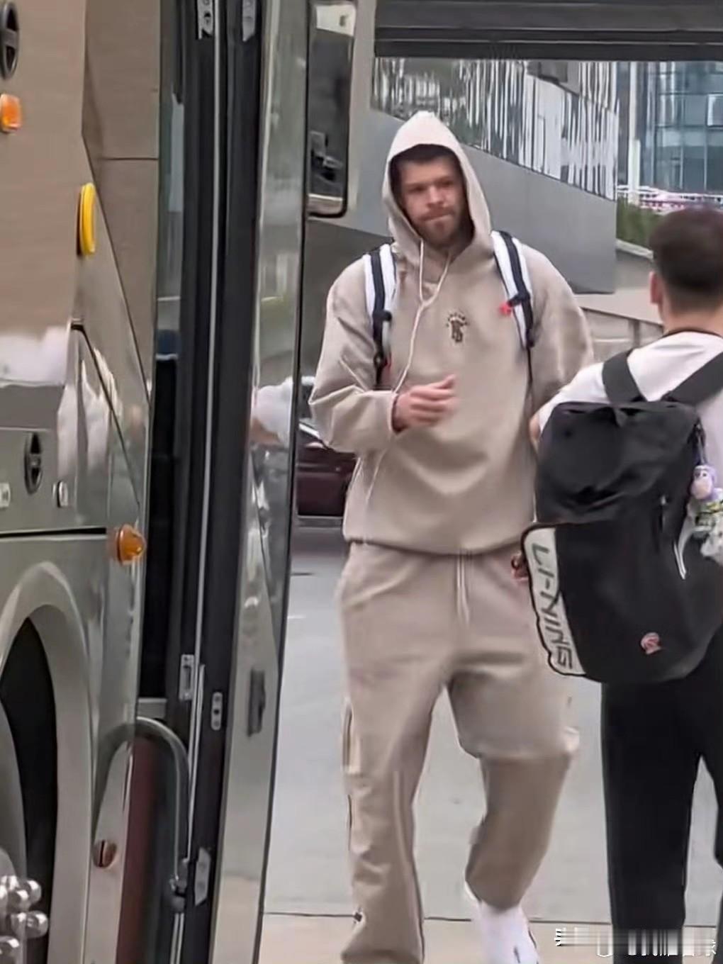 广东队今天出发福建，赛季收官战只带奎因、萨林杰和拉科三名外援意味着：1、广东队