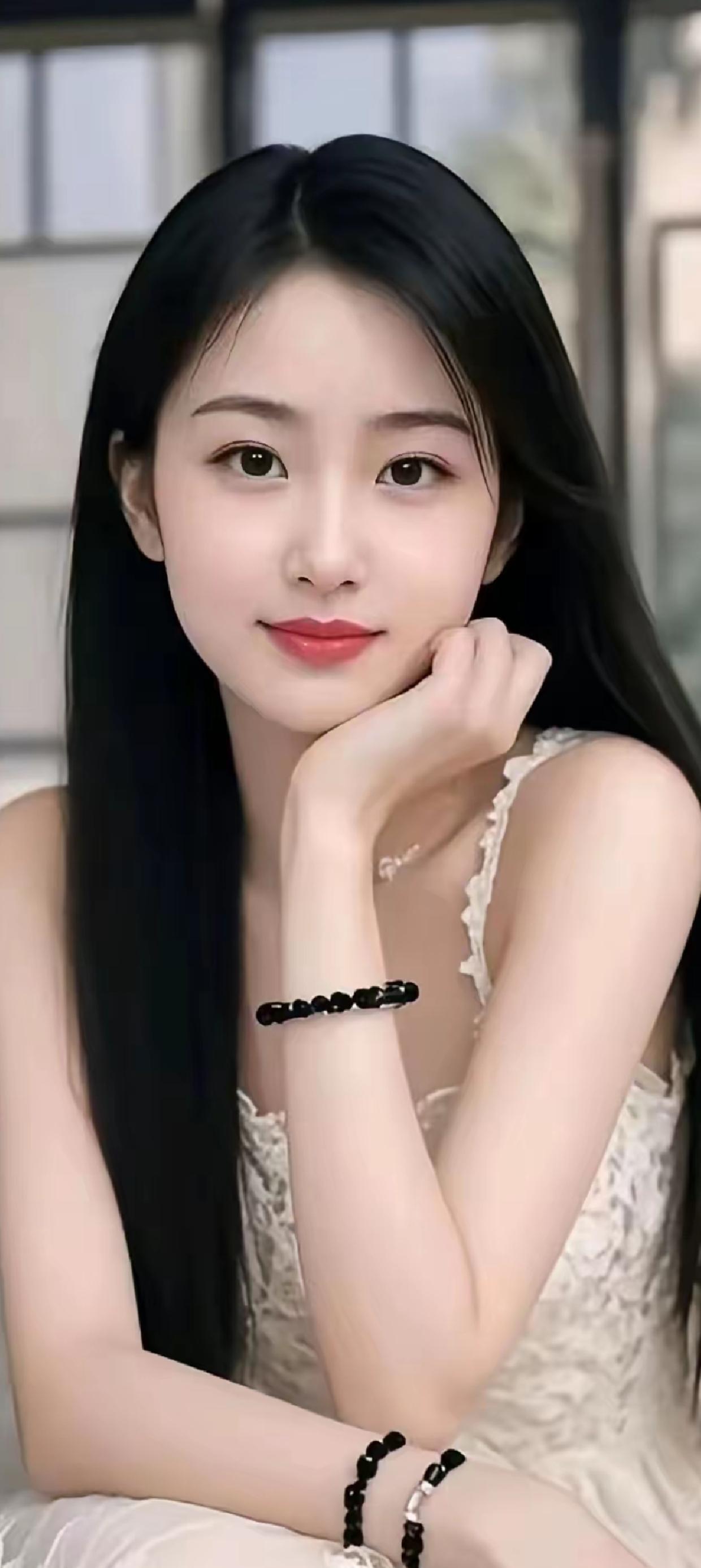 优雅黑发少女，清新甜美，手链点缀，尽显时尚魅力。
