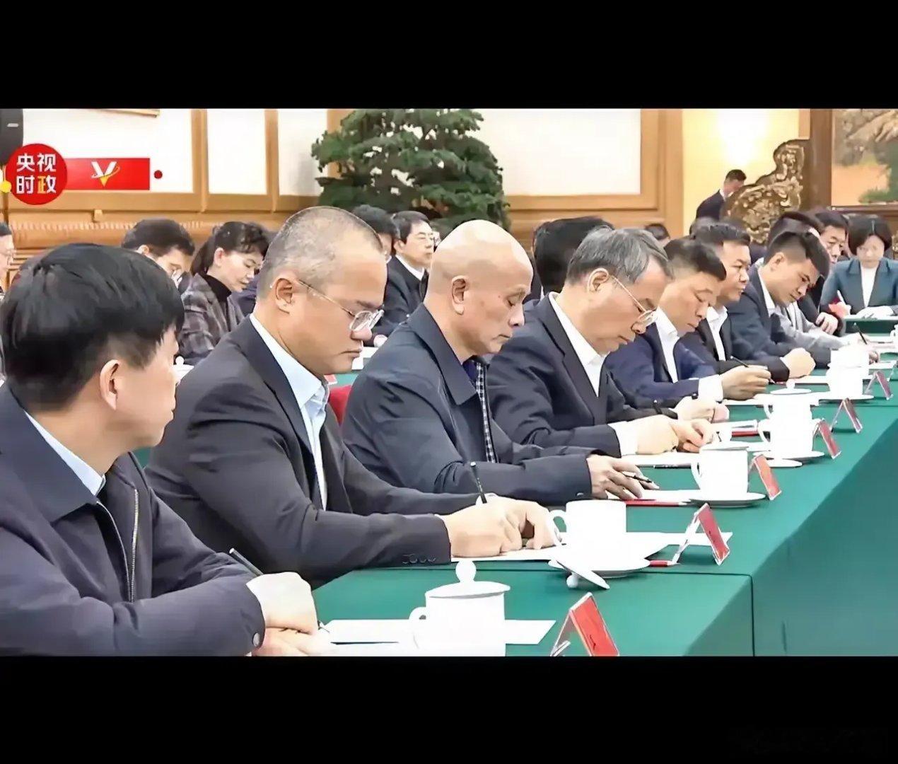 作为外卖界的独角兽，美团的老板王兴也来到了民营企业家座谈会。这说明了什么？说明了