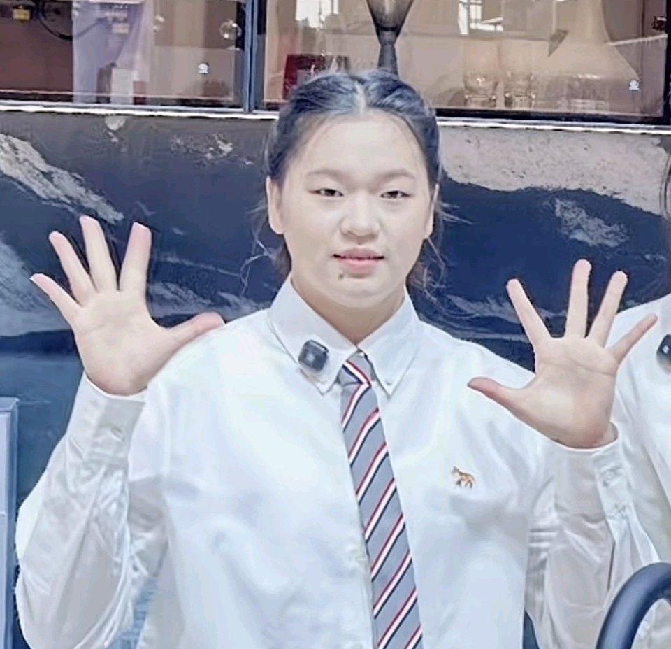 全红婵一夜暴富？首个代言费破千万，网友却吵翻了！真的太顶了！那个在十米跳台上