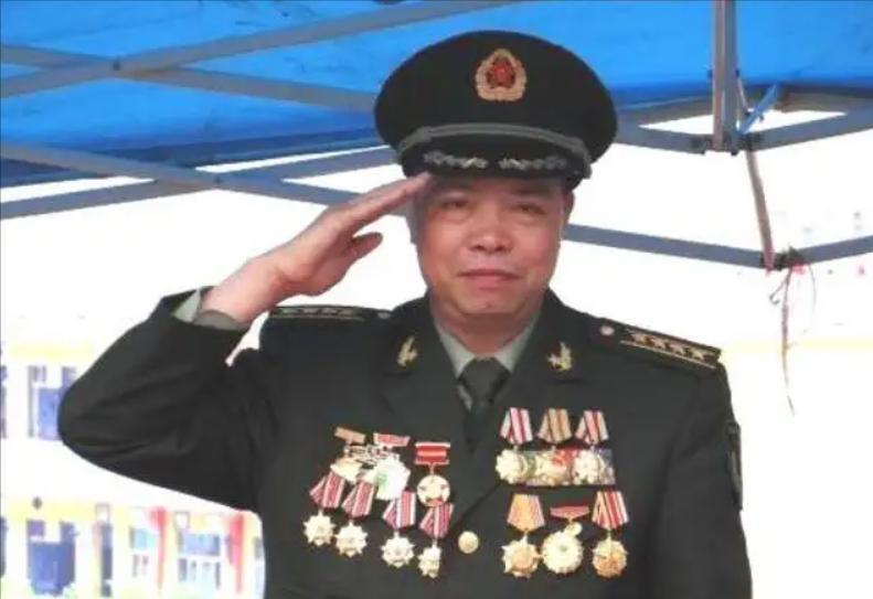 [点赞]1984年，眼看越军特工越走越近，隆志勇蓄力准备捕俘。那名特工突然停下