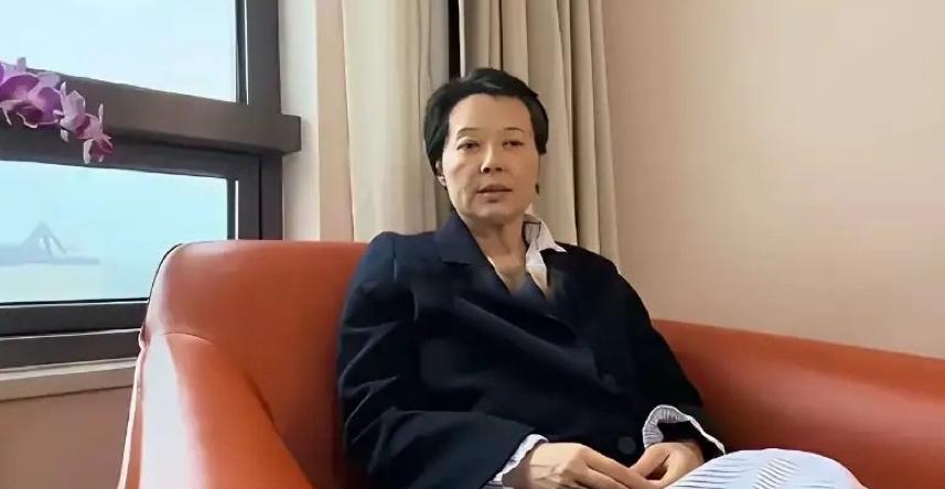 实在没认出来！这是演员袁立！袁立生病了很憔悴，完全没有明星时的光鲜！任何人