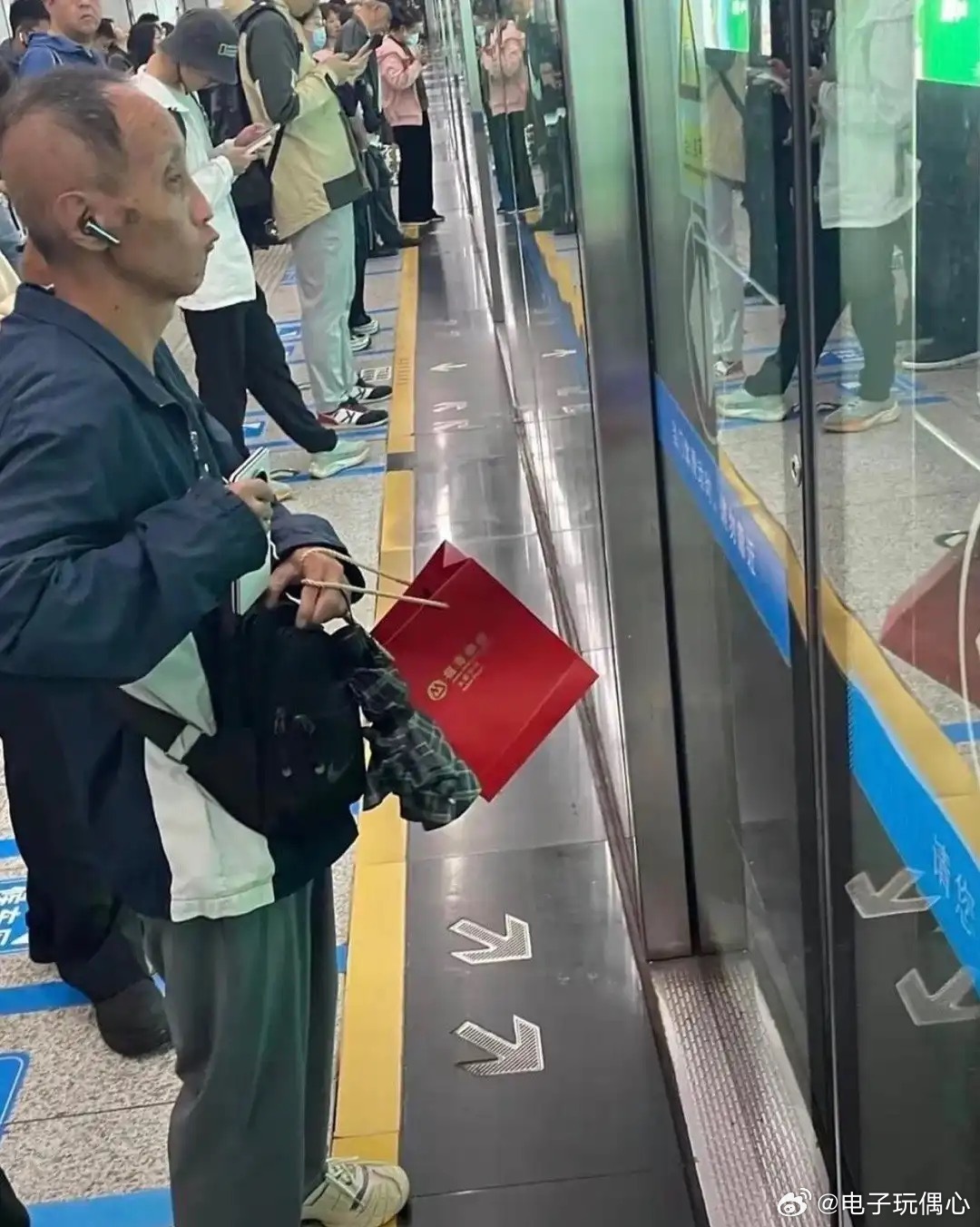 坐地铁看到的，果然人不可貌相