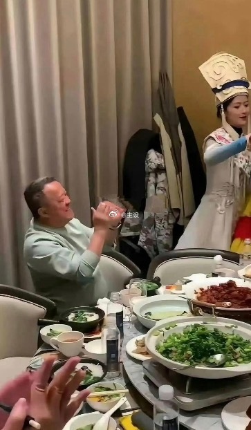 原来有钱人吃饭是这个样子的啊