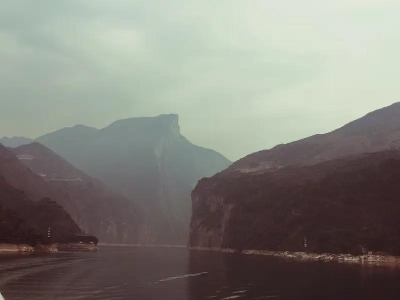长江三峡第一峡瞿塘峡，那风光真是绝了！它西起重庆奉节白帝城，东至巫山县大溪乡，