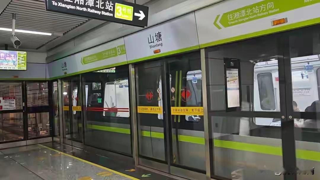 厉害！长沙地铁3号线目前日均出行人次达到60余万。这条线路是全省唯一一条横跨