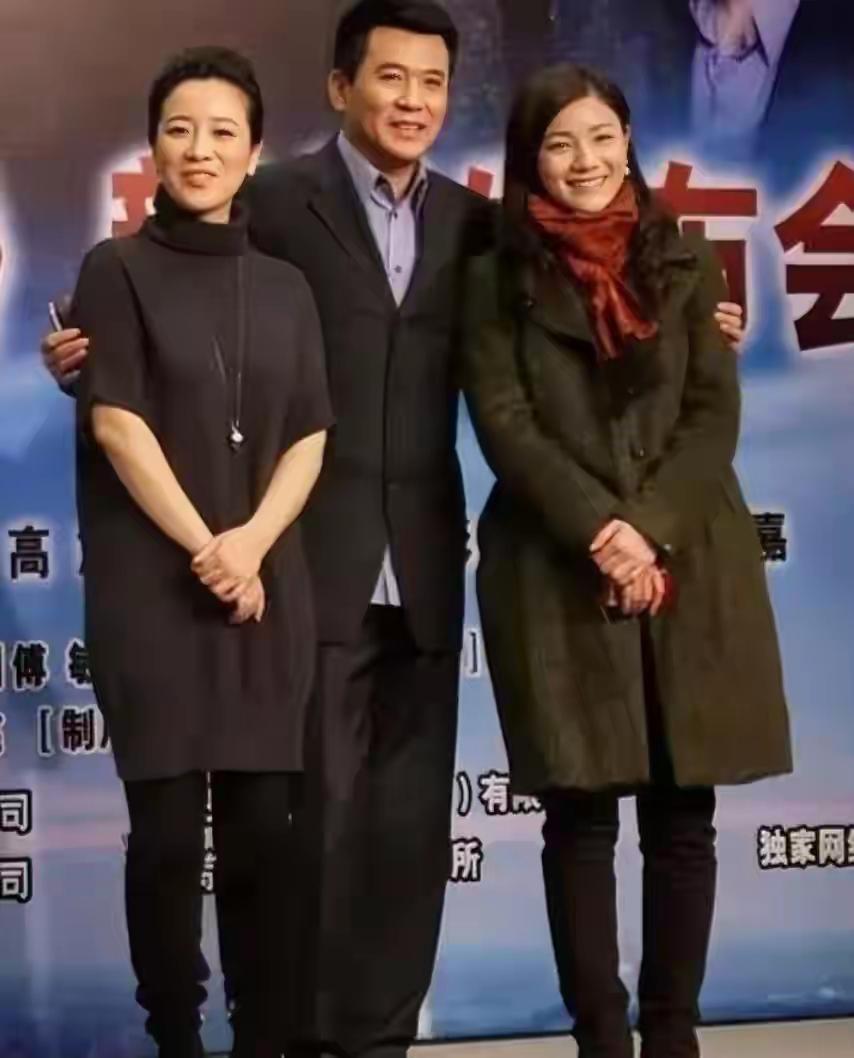左边的是陈小艺，右边的是胡可，你知道中间的是谁吗？