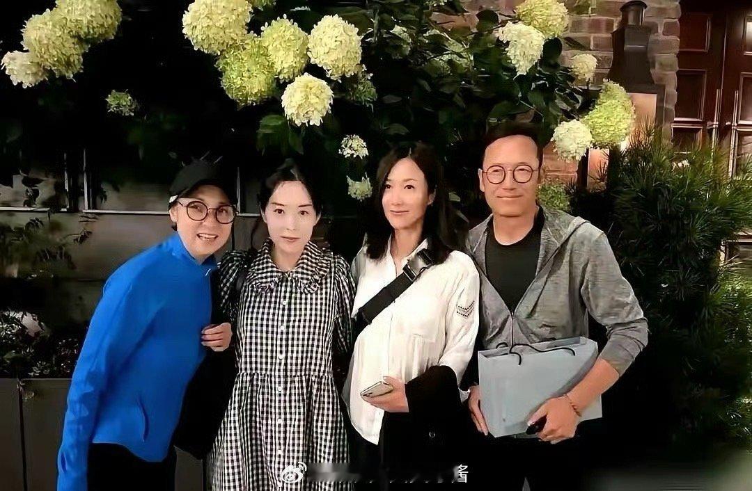 徐静蕾和苗侨伟夫妻及好友在加拿大聚餐。51岁的徐静蕾定居美国多年的她依然保养的很