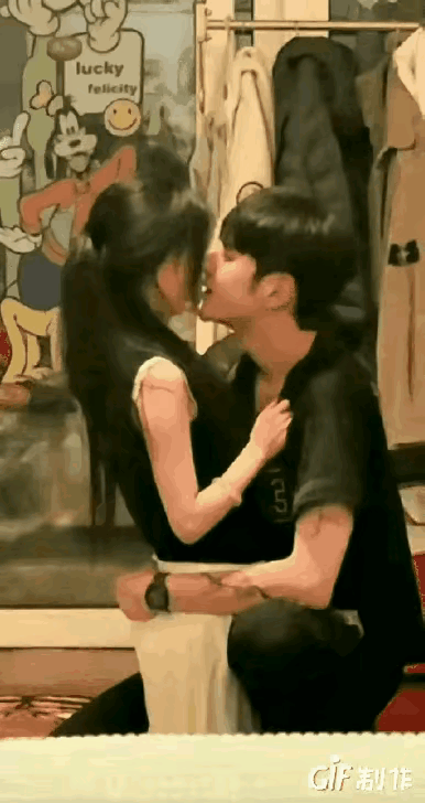女孩撒娇模样真可爱