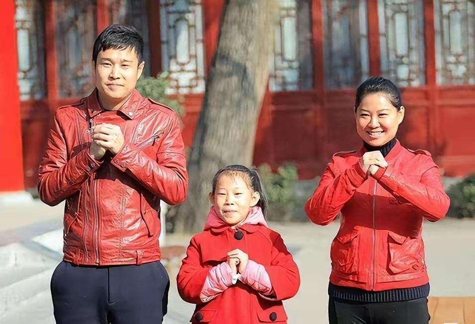 爸爸身材好，妈妈五官好看，她继承了妈妈的身材和爸爸的五官[捂脸哭]估计这辈子都不