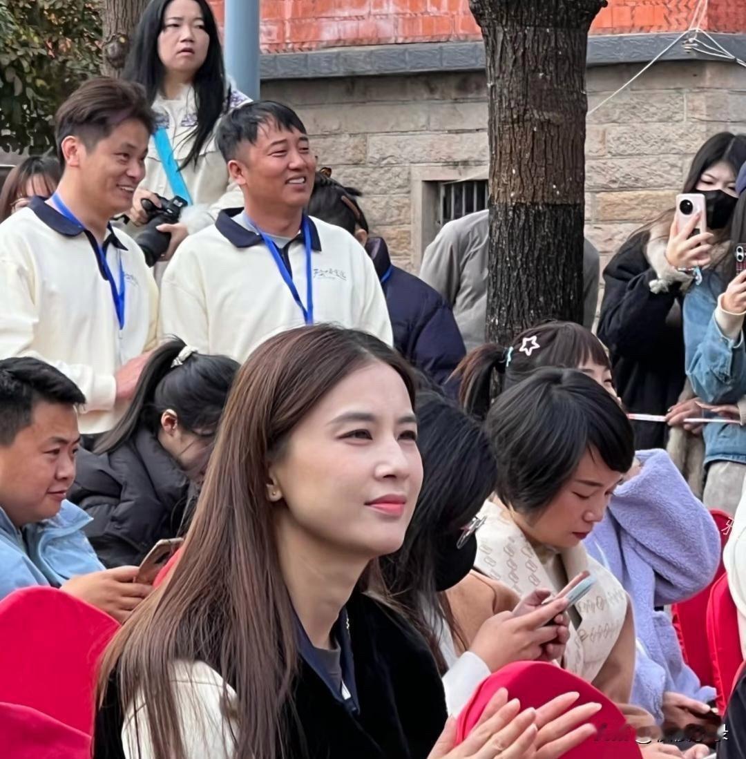 没想到黄圣依，也开始拍短剧了。路人拍下的无滤镜生图，让人看清了她最真实的状态！