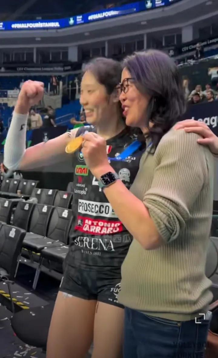 恭喜朱婷！恭喜她已经拥有了当教练的资格了！5月6日，体育总局公布了2024年度教