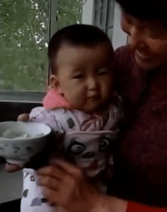实拍: 怪不得宝妈都不放心奶奶带孩子, 这下明白了啊!