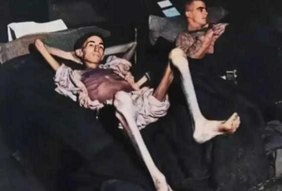 1944年，被德军俘虏的美国士兵约瑟夫·戴姆勒终获解救，骨瘦如柴，1米78的大个