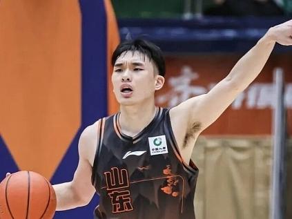 CBA签约消息：据知名篮球自媒体人球圈赵探长报道，山东男篮正在兜售谢智杰。谢智杰