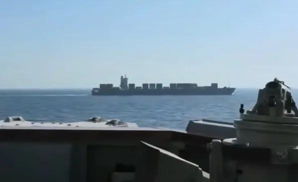 事儿闹大了！美军炮击了伊朗货船“Touska”，致其燃烧起火。美军舰连发三炮，精
