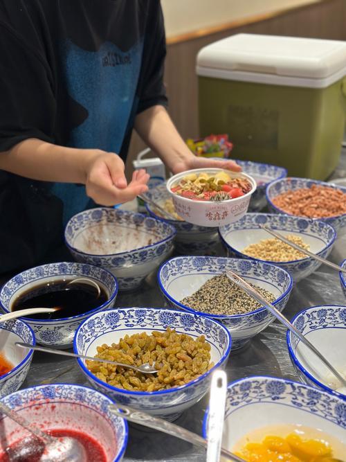 老师也缺钱啊!白天教书育人,晚上搓冰粉赚外快:高校老师都在为钱发愁,我们慌不