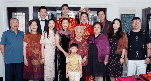 张常宁一大家子像开了长腿特效一样，海拔都好高啊。在这样的家庭中，压根不存在矮子吧