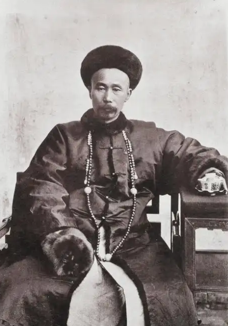 1885年左宗棠在病榻上离世时，愤慨地说：“对中国来说，十个法国将军，也比不上一