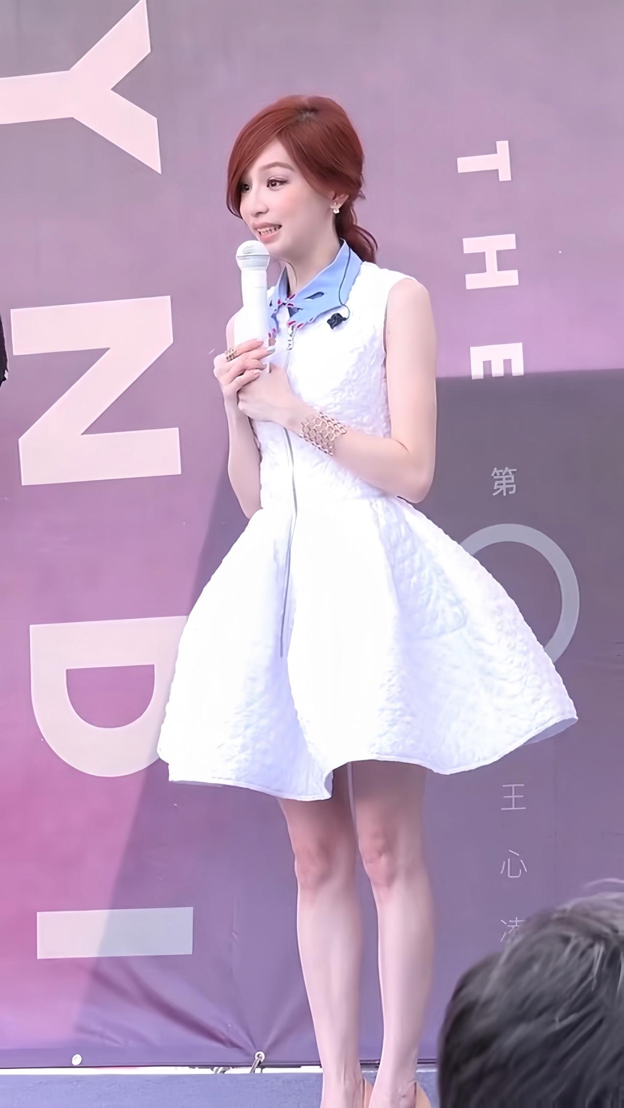 王心凌现场实拍图，脸是有点崩，但是白是真的白，白到发光。44岁这个状态真的算不