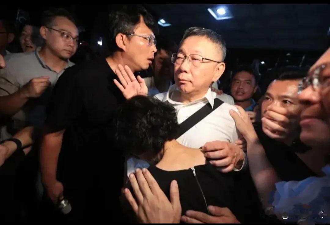柯文哲昨服软:我的民代一半都是绿的。今发飙:绝不向民进党低头。并怒向检察官扔案卷