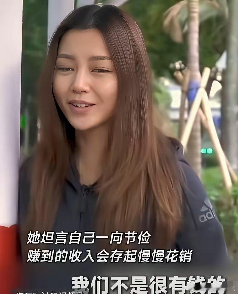 卫诗雅坦言：“明星不代表有钱，而且不一定代表要买新的，我们不是很有钱的，我记得有一次，我拿着电话机去