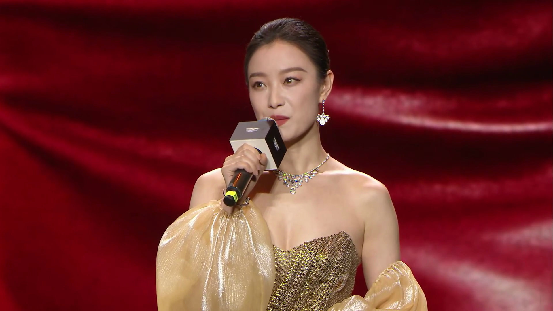 倪妮主持人的范儿倪妮凯迪拉克品牌代言人