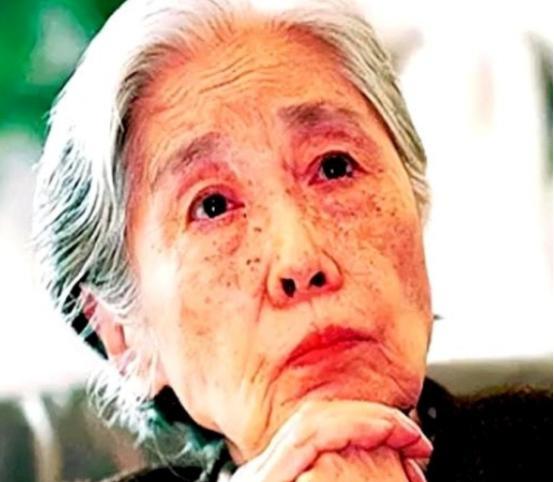 2006北京协和医院的病房里，85岁的王光美握着女儿刘亭亭的手，用尽最后一丝力气