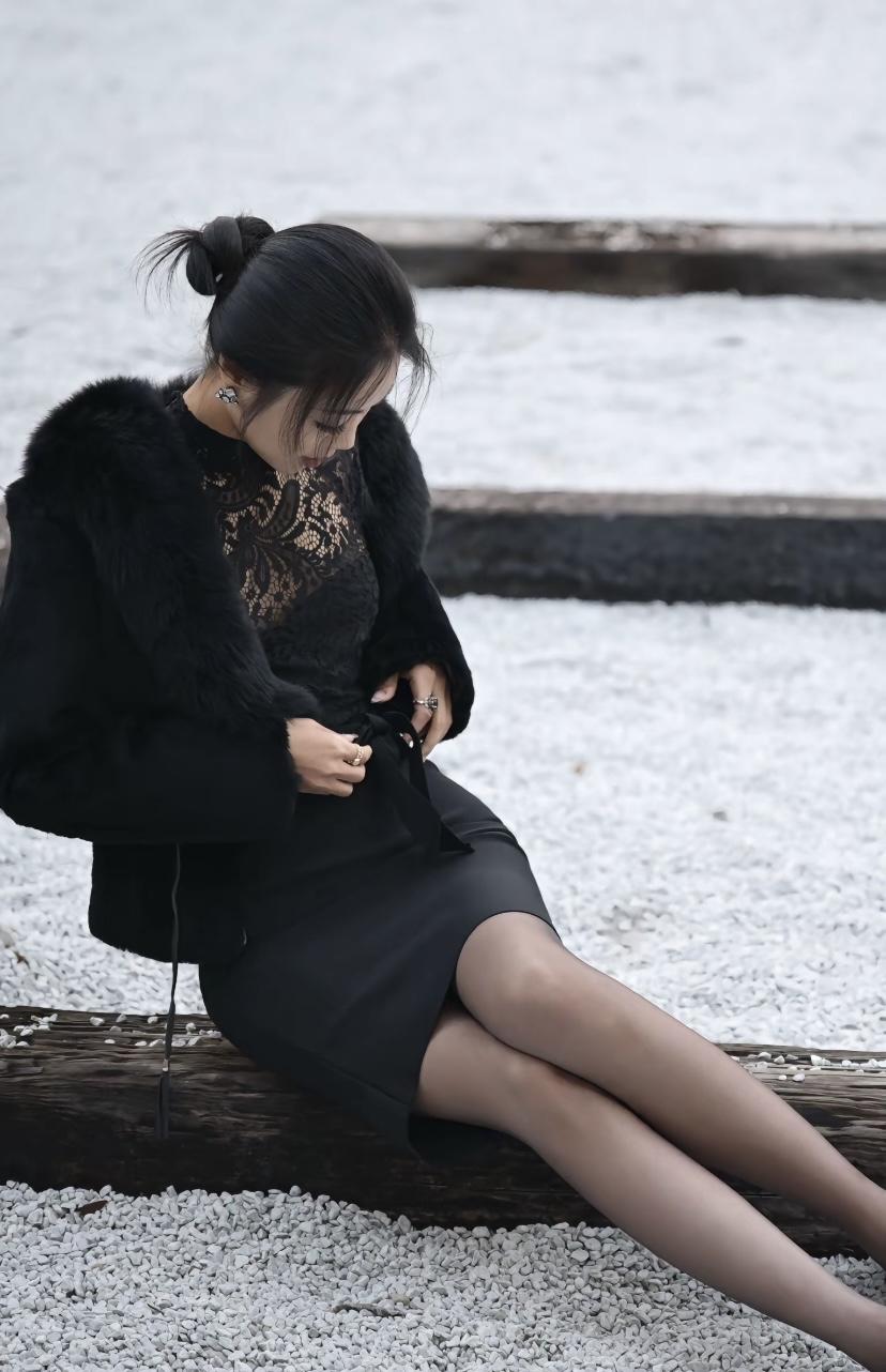 脚扭了，等待好心人帮忙……等待的姿态路走得脚好累美女丝袜高跟鞋