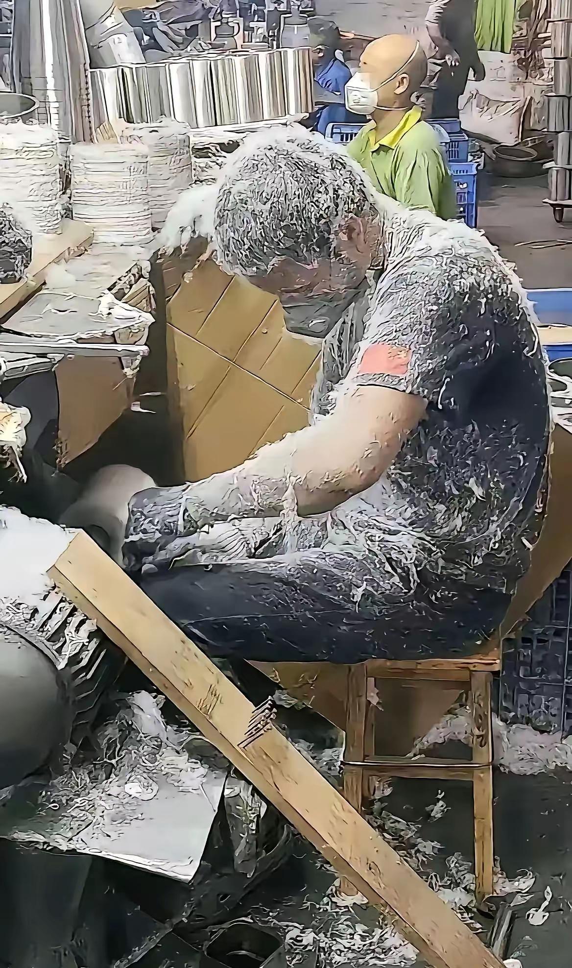 为了生活，你的样子让人心疼！这张照片，让人心头一紧。一位工人坐在木凳上，