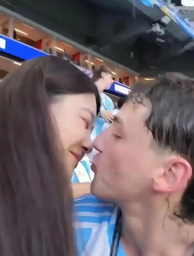 一名中国姑娘去世界杯现场看球，身旁坐着一位素不相识的阿根廷小伙。两人还没聊上几句