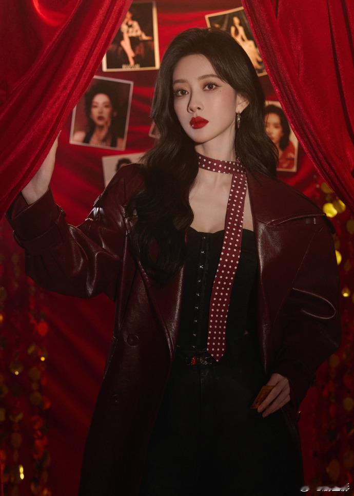 孟子义红唇港风美人孟子义红唇港风美人造型的确是非常的有一种古早的港风的feel。