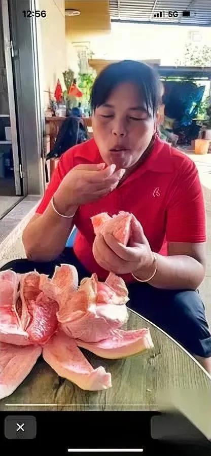 全红婵妈妈变了！不再紧盯训练和身材最近全红婵妈妈彻底“放飞自我”了：能吃