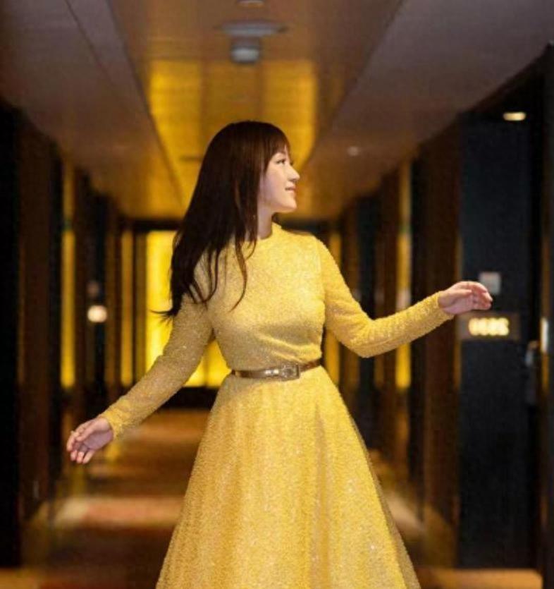 杨钰莹穿上这条小黄裙，宛如一朵于夏季绽放的向日葵，她个子虽娇小，却满是生命力与活