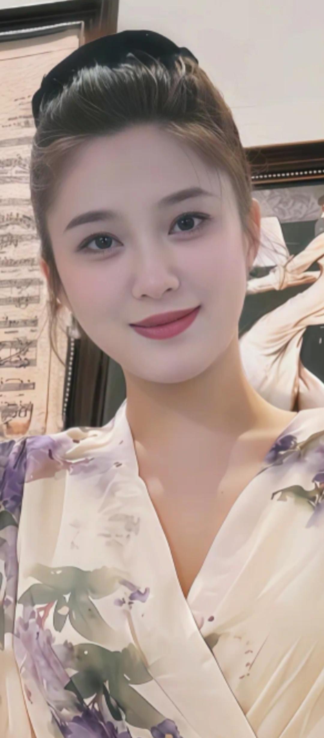 优雅气质，花影映衬，温柔微笑，宛如画中人。